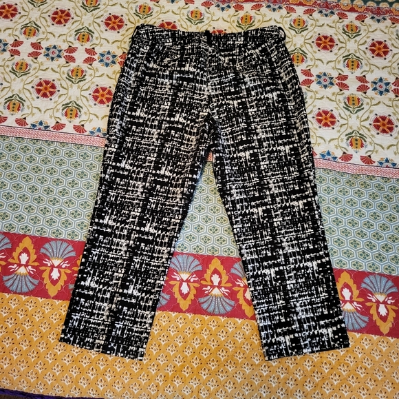 Apt 9 black and white graffiti print cigarette Capri pants, size 8 - Picture 2 of 4